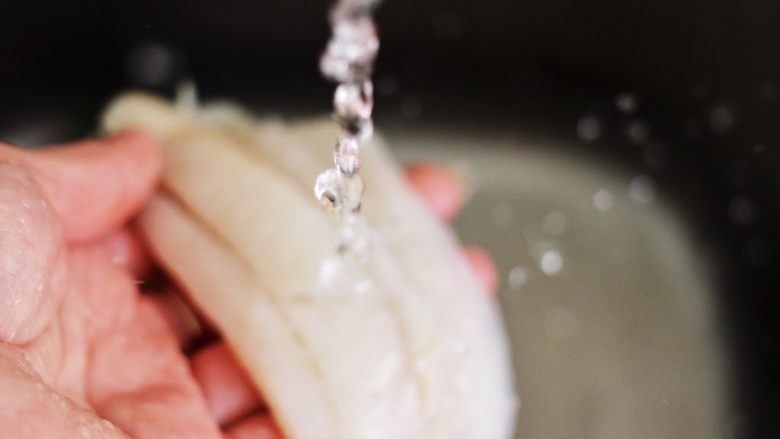 鳕鱼蛋卷（宝宝辅食）,鳕鱼用自来水冲洗干净后、沥干水分