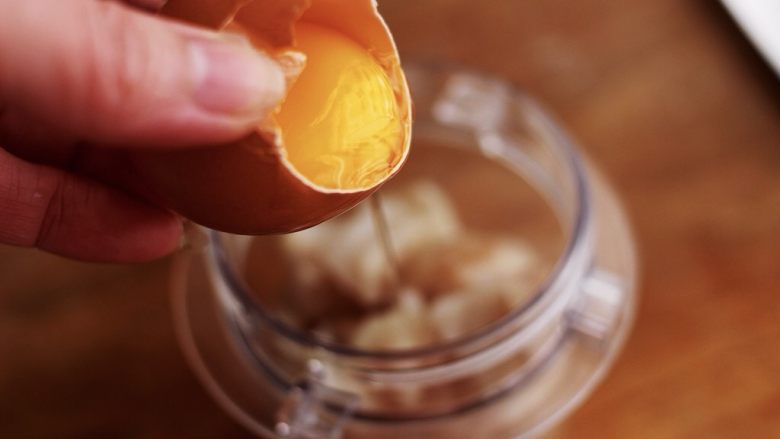 鳕鱼蛋卷（宝宝辅食）,把一个鸡蛋清打入料理机杯子里