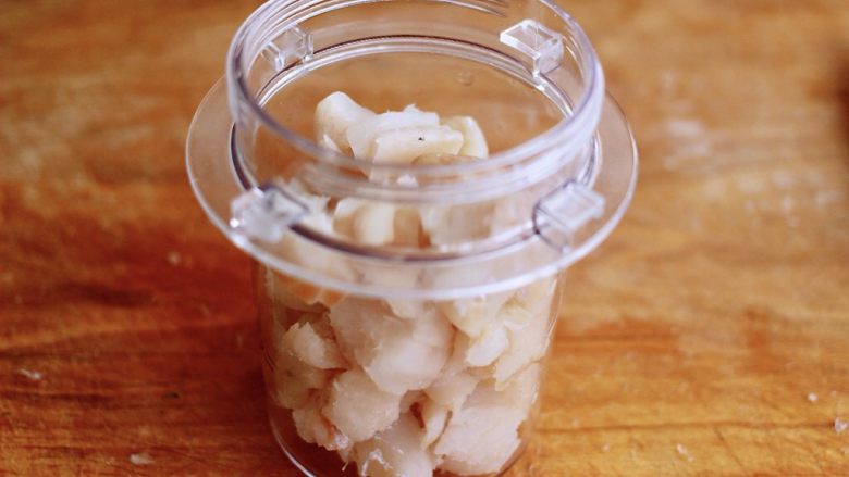 鳕鱼蛋卷（宝宝辅食）,把切块的鳕鱼放到料理机的杯子里