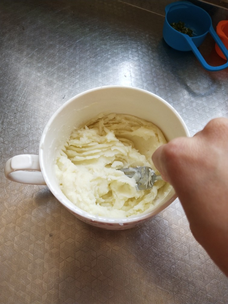 土豆泥曲奇,再用叉子搅碎，多搅拌一会让它变成泥，不要留土豆颗粒不然也会堵住花嘴