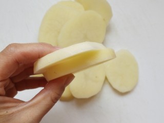 土豆泥曲奇,土豆切一厘米左右厚片