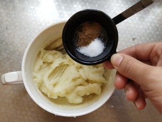 土豆泥曲奇,放入黑胡椒和盐