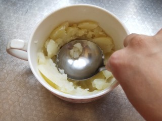 土豆泥曲奇,放入一个大碗中用勺子给它压扁