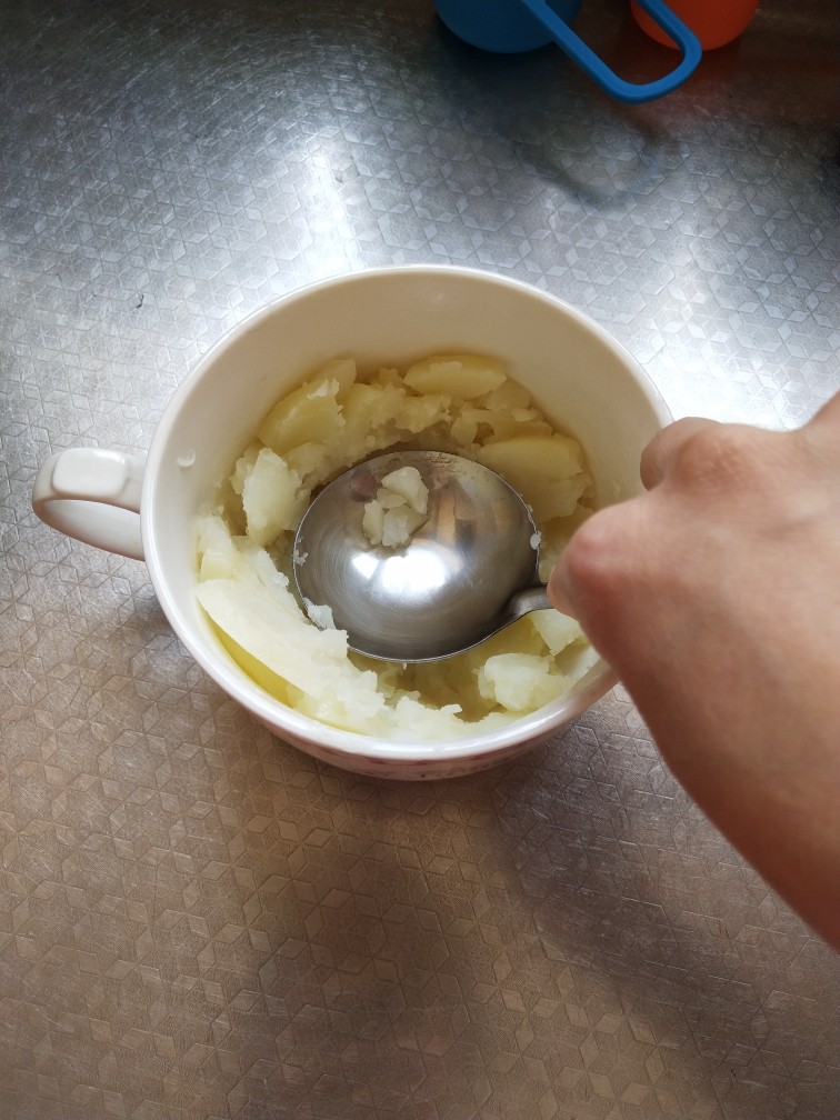 土豆泥曲奇,放入一个大碗中用勺子给它压扁