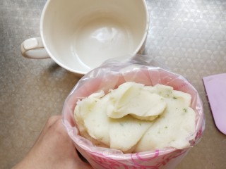 土豆泥曲奇,将土豆泥装入裱花袋中，碗里很干净， 土豆泥很顺滑完整