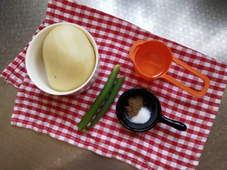 土豆泥曲奇,准备好所有材料，植物油可以减到5克，黑胡椒和盐都放了一小勺