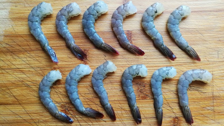 果香串串虾,鲜虾去虾头，壳，肠，留虾尾一节。