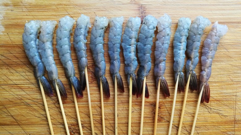果香串串虾,用竹签把虾串起。