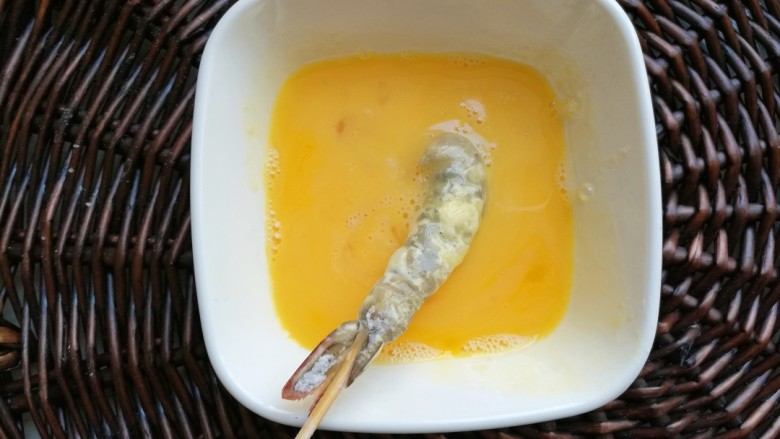 果香串串虾,然后均匀的沾上蛋液。