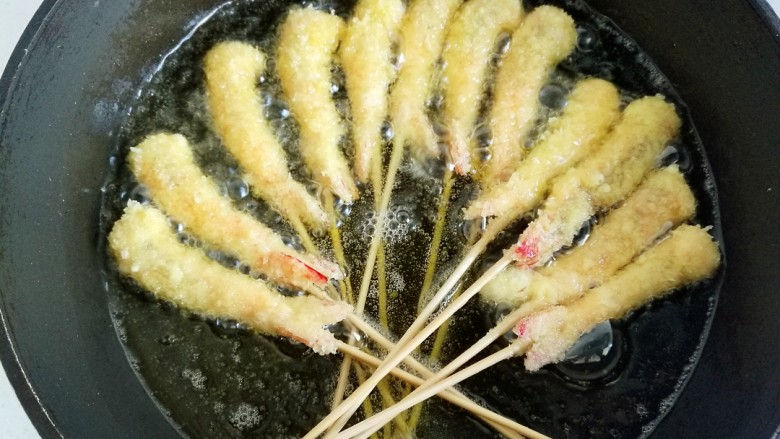 果香串串虾,锅中放油烧热，把虾全部入锅炸制。
