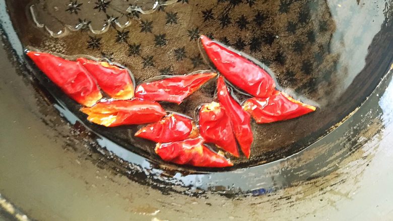 生拌西葫芦丝,热锅烧油，炝辣椒