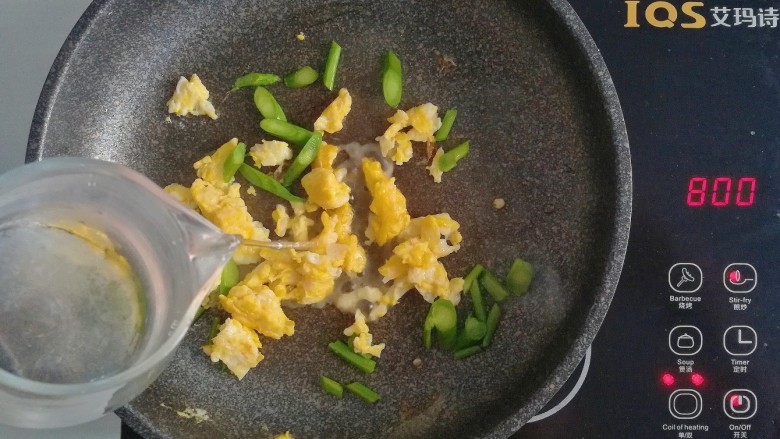 午餐-鸡蛋芥兰炒饭,适量清水入锅