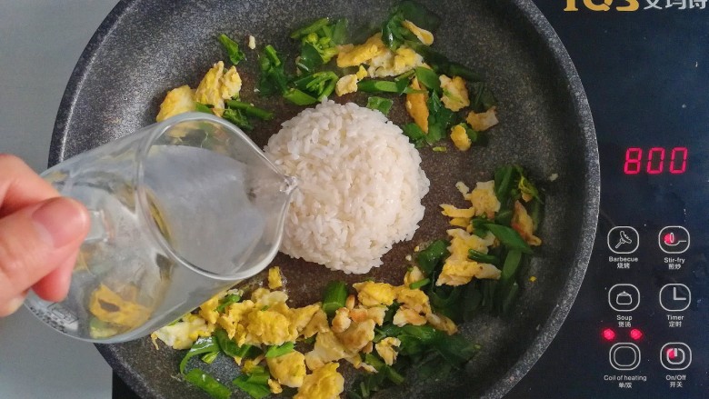 午餐-鸡蛋芥兰炒饭,倒入适量清水在米饭里翻炒均匀