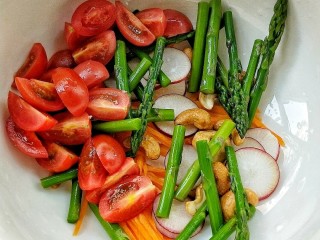 藤椒鸡排芦笋沙拉,取一个大碗，把芦笋，胡萝卜，红皮萝卜，腰果，小番茄放碗中。