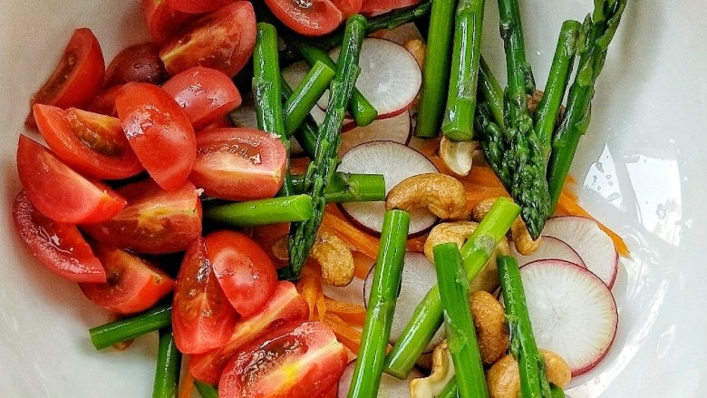 藤椒鸡排芦笋沙拉,取一个大碗，把芦笋，胡萝卜，红皮萝卜，腰果，小番茄放碗中。