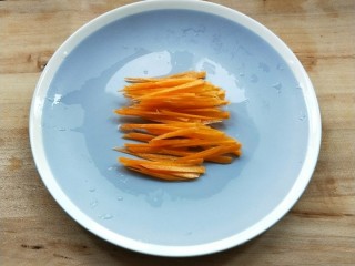 藤椒鸡排芦笋沙拉,胡萝卜切细丝。