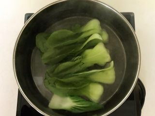 家常卤肉饭,水烧开后放入油菜，焯水40秒