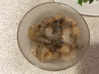 芦笋虾仁,腌制好的虾仁凉水冲净沥干水份