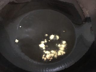 芦笋虾仁,油锅烧热，爆香蒜末