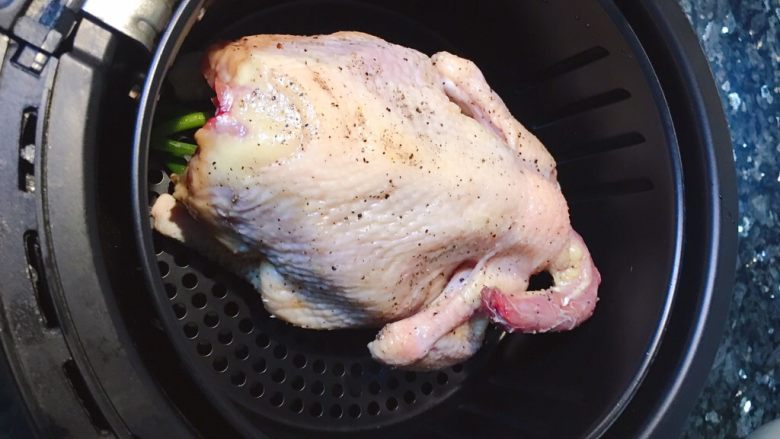 空气炸锅版脆皮烤鸡,抹好后直接放放到空气炸锅无需腌制，调好温度200度，时间30分钟即可。中途记得给鸡翻身哈😜