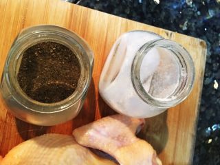 空气炸锅版脆皮烤鸡,准备好盐和黑胡椒粉。