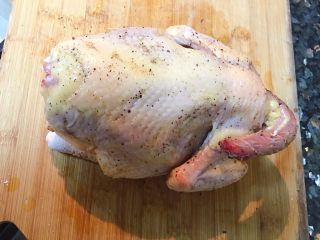 空气炸锅版脆皮烤鸡,抹一层薄薄的盐，再抹一层黑胡椒粉，鸡身内外都要抹勺。