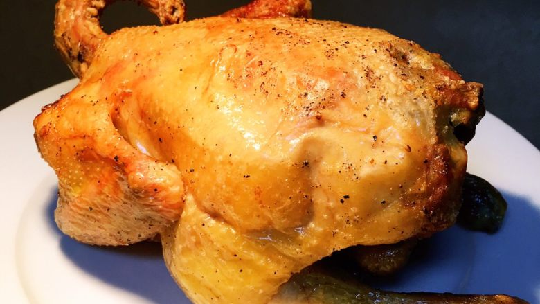 空气炸锅版脆皮烤鸡,每个品牌的空气炸锅温度不同，到后面记得多看几次，若上色至金黄即可出锅。