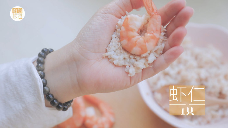 春の饭团的2+1种有爱做法「厨娘物语」,取20g米饭包入1只虾仁，握紧后揉圆。