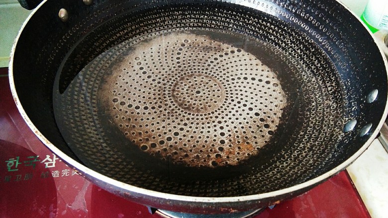 泡椒肉皮，酸辣可口，刺激味觉。,锅中加入凉水。