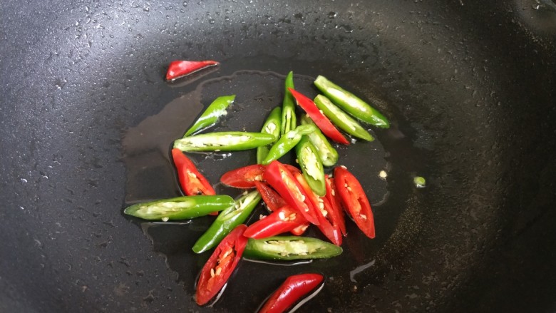 肉丝炒竹笋,锅中油加热，倒入青红辣椒，炒出香味