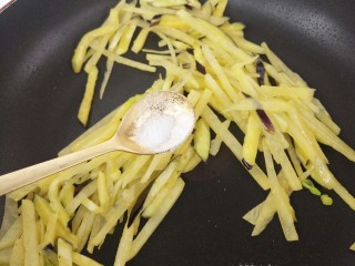 土豆丝茄丝煎蛋辣酱拌饭,炒至八成熟加一勺盐