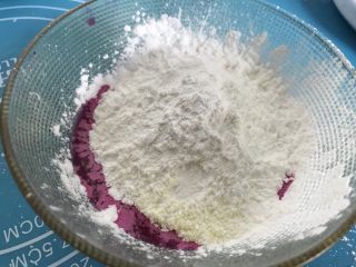 火龙果溶豆,奶粉和淀粉过筛加入到火龙果泥中，切拌均匀