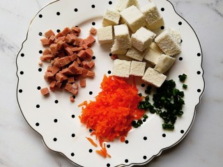 宝宝辅食—香肠馒头抱蛋,馒头切块，香肠切丁，胡萝卜擦丝后剁碎，葱切碎