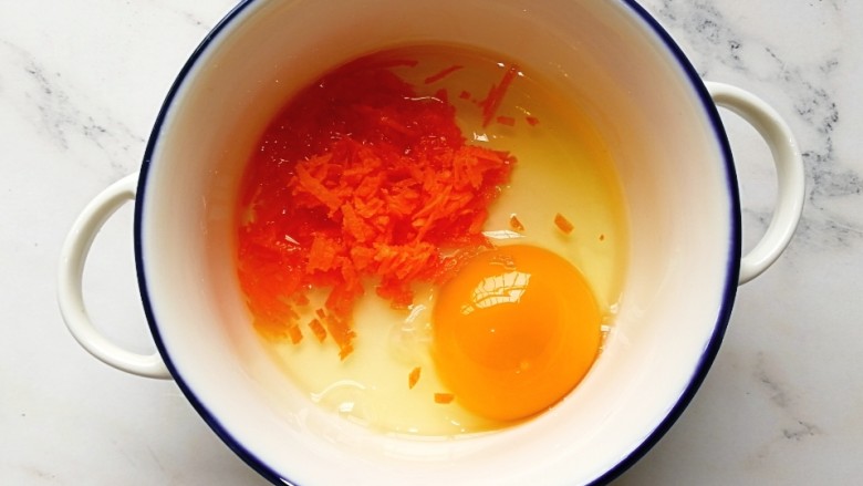 宝宝辅食—香肠馒头抱蛋,一个<a style='color:red;display:inline-block;' href='/shicai/ 9'>鸡蛋</a>打入碗内，加入切碎的胡萝卜，搅拌均匀