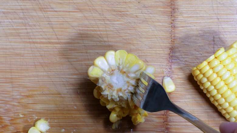 宝宝辅食 6m+ 原味玉米糊,用叉子剥出玉米粒，顺着玉米粒的根部垂直向下推。