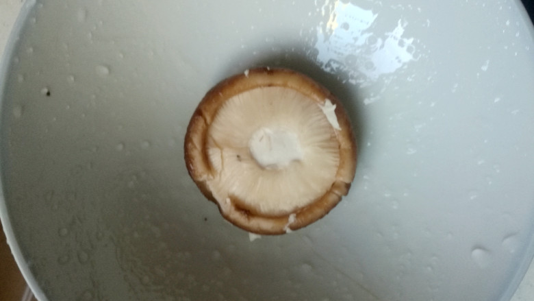 鸡汁扣三丝,拿一个碗，底部放入去根的香菇。