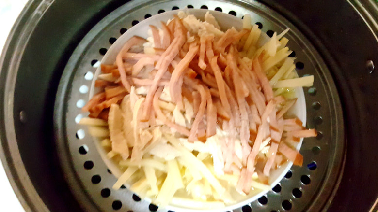 鸡汁扣三丝,放入蒸锅中，大火蒸十分钟。