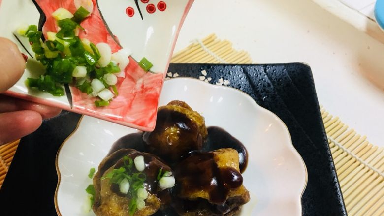 上海菜，油面筋塞肉,撒上万能的小葱花