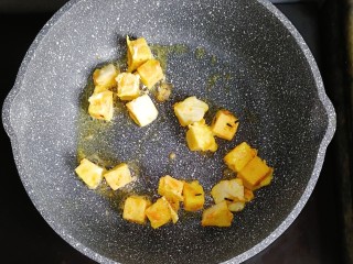 宝宝辅食—香肠馒头抱蛋,锅内少许油，放入浸满蛋液的馒头块，煎至金黄色