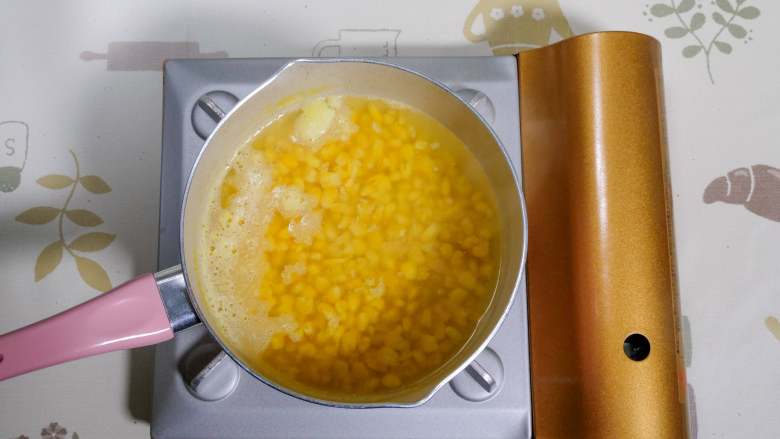 宝宝辅食 6m+ 原味玉米糊,放入锅内煮15分钟左右（我选用的是水果甜玉米，很好熟，如果是用的黏玉米，则需要多煮一些时间）