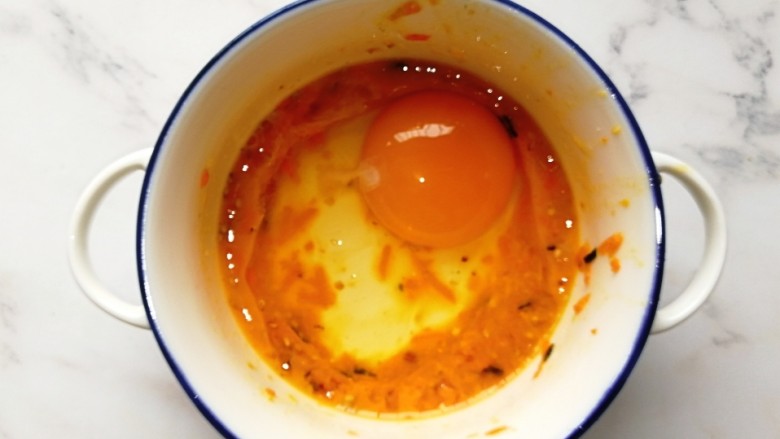 宝宝辅食—香肠馒头抱蛋,再打一个鸡蛋到刚才浸馒头剩下的蛋液里，搅拌均匀