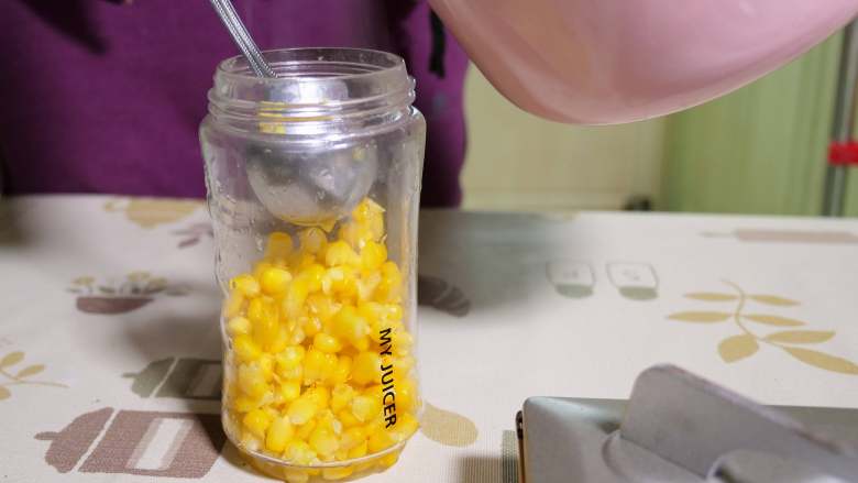 宝宝辅食 6m+ 原味玉米糊,倒入准备好的榨汁机内。