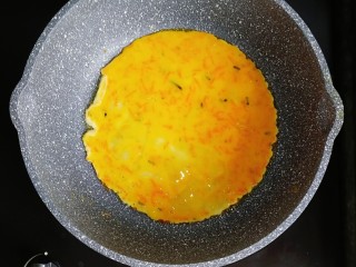 宝宝辅食—香肠馒头抱蛋,锅内刷一层薄薄的油，倒入全部鸡蛋液，晃动锅子摊匀