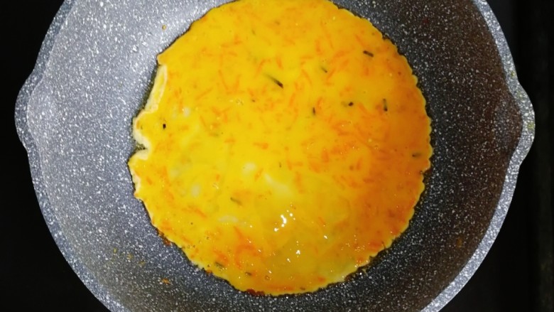 宝宝辅食—香肠馒头抱蛋,锅内刷一层薄薄的油，倒入全部鸡蛋液，晃动锅子摊匀
