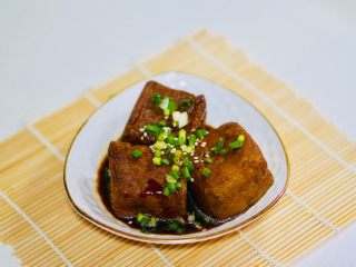 上海菜油豆腐塞肉,淋在油豆腐上面