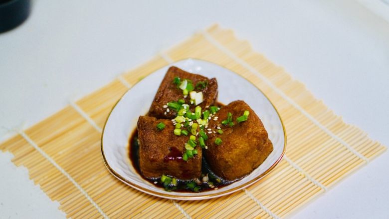 上海菜油豆腐塞肉,淋在油豆腐上面