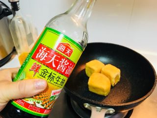 上海菜油豆腐塞肉,放入生抽