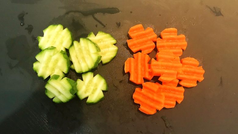 香椿系列之一  香椿豆卷蘸酱菜,用狼牙土豆刀把黄瓜和胡萝卜切成小片