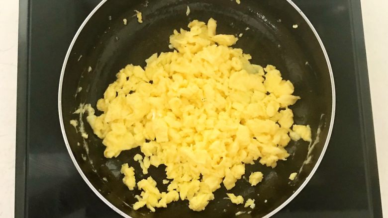 香椿系列之一  香椿豆卷蘸酱菜,炒成鸡蛋碎