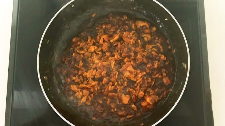 香椿系列之一  香椿豆卷蘸酱菜,炒匀即可，鸡蛋酱做好了